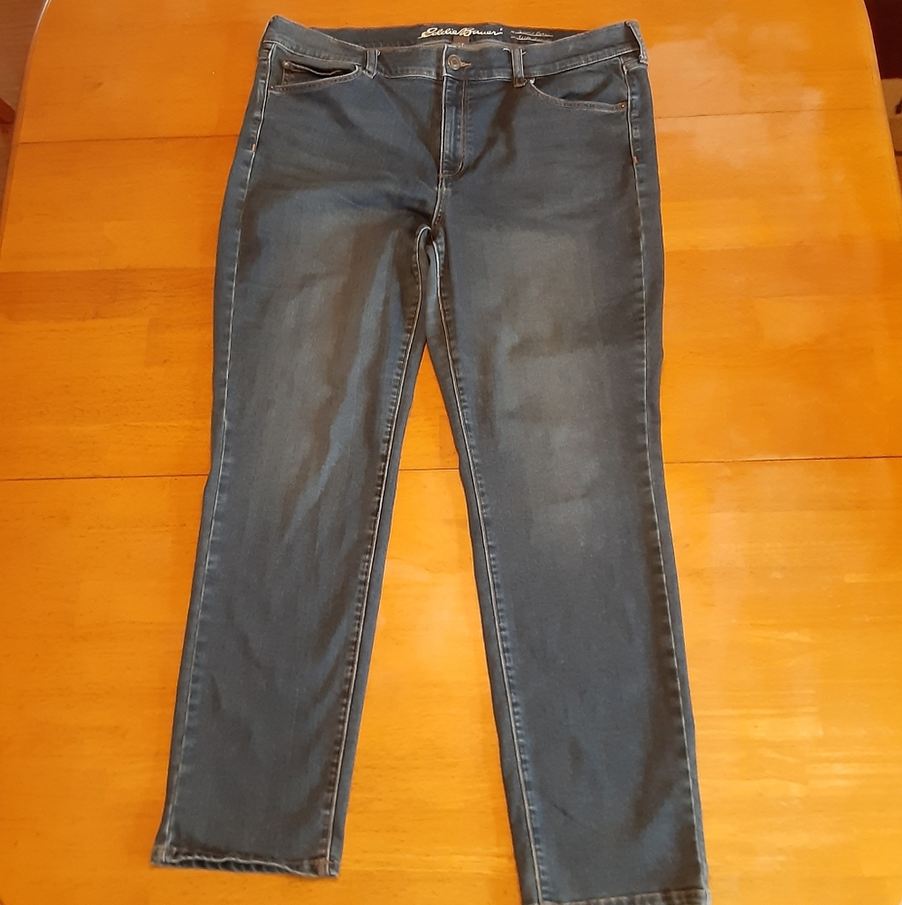 EDDIE BAUER SLIGHTLY CURVY SLIM STRAIGHT STRETCH MEDIUM WASH WOMENS SIZE 18.